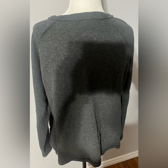 UMGEE Womans Medium Gray Thermal Waffle Shirt with V Neck! - Picture 6 of 7